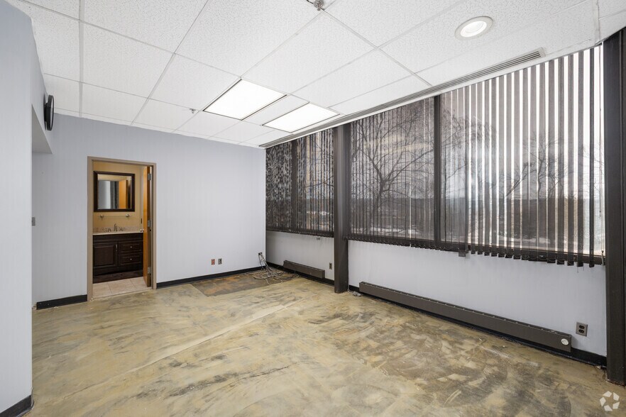 More Photos Of 500 Corporate Dr, Mahwah Flex For Sale