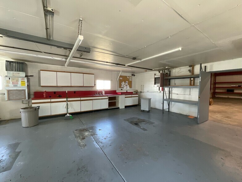 More Photos Of 1007 Cherry st, Effingham Flex For Sale