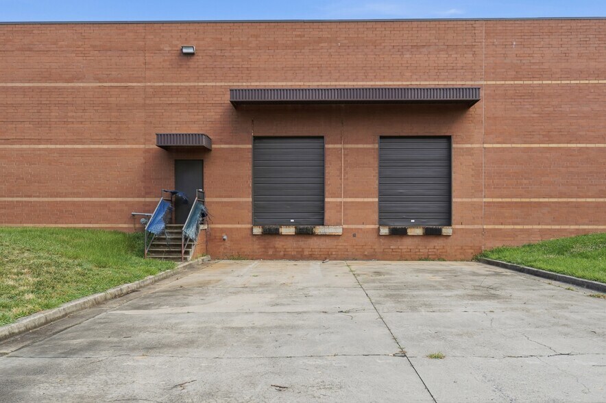 More Photos Of 10605 Southern Loop Blvd, Pineville Warehouse For Lease