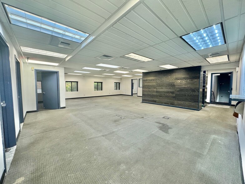 More Photos Of 130 Sheridan Blvd, Inwood Warehouse For Sale