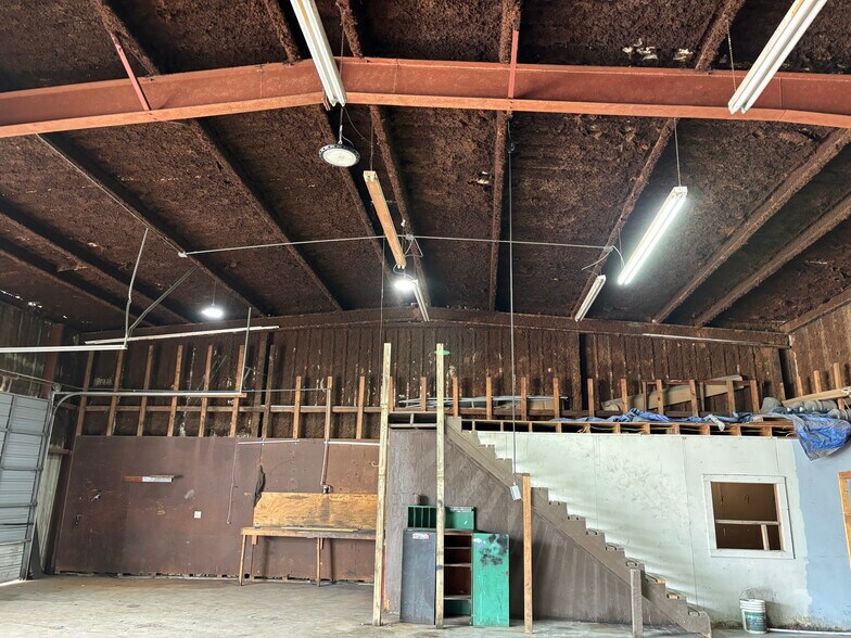 More Photos Of 1913 S Gordon St, Alvin Freestanding For Lease