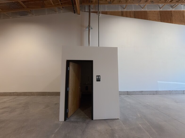 More Photos Of 2405 SW 1st St, Redmond Industrial For Lease