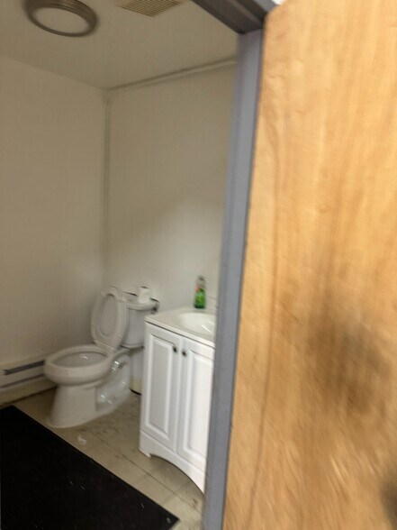 More Photos Of 141 Industrial Loop, Staten Island Warehouse For Lease