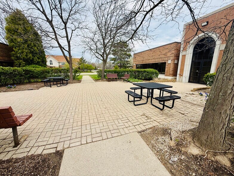 More Photos Of 945 Lakeview Pky, Vernon Hills Medical For Lease