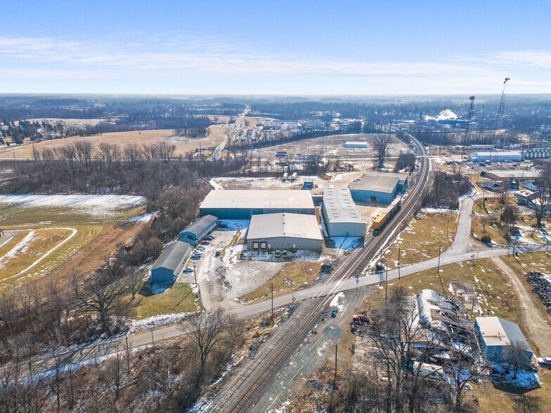 More Photos Of 908-918 E Franklin St, Hartford City Manufacturing For Lease