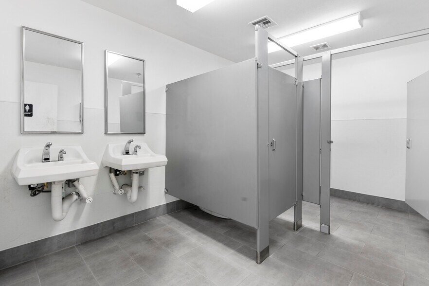 More Photos Of 1511 W Broadway St, Ardmore Auto Dealership For Sale