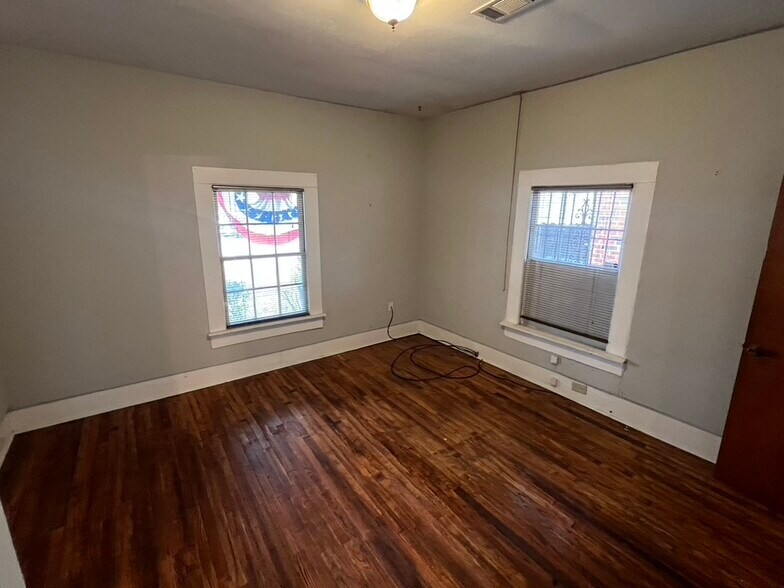 More Photos Of 629 Scott St, Montgomery Office Residential For Sale