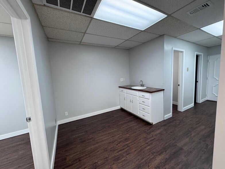 More Photos Of 556 W Bedford Euless Rd, Hurst Office For Lease