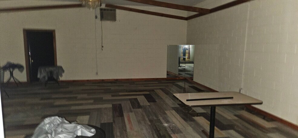 More Photos Of 302 W Colonial Trail Hwy, Blackstone Freestanding For Lease