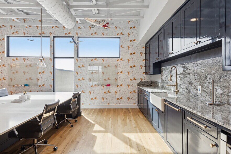 More Photos Of 4763 Algiers St, Dallas Loft Creative Space For Sale