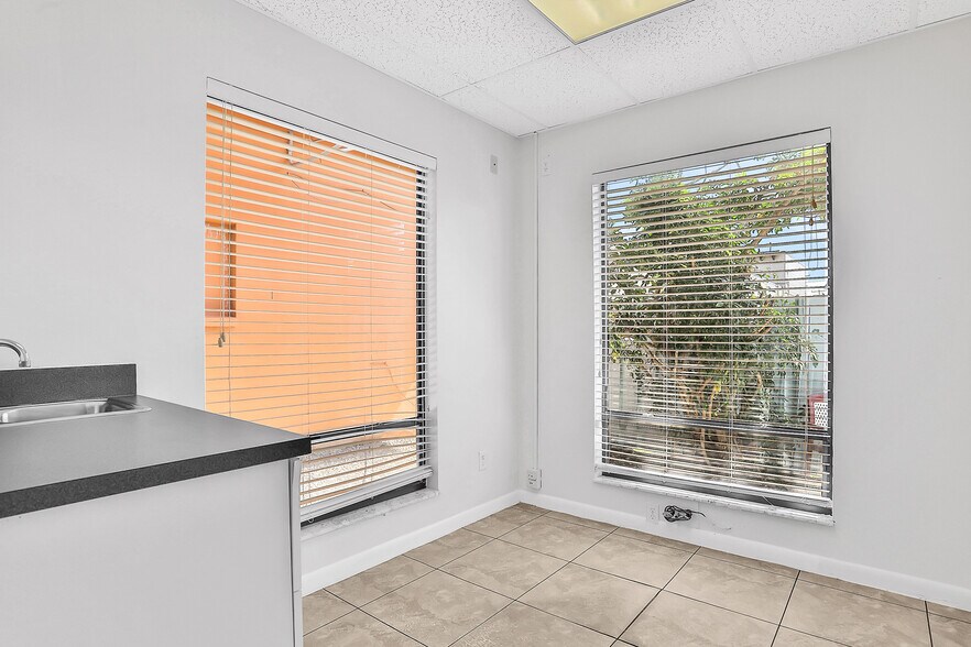 More Photos Of 162 Peninsula Dr S, Daytona Beach Medical For Sale