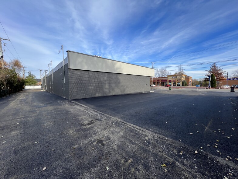 More Photos Of 349-359 Ch De La Grande-Cote, Boisbriand Storefront For Lease