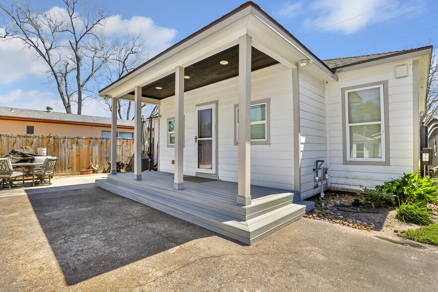 More Photos Of 203 Isaacks Rd, Humble Office For Lease