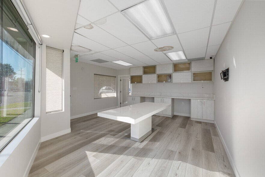 More Photos Of 121-123 S Victory Blvd, Burbank Storefront Retail Office For Sale