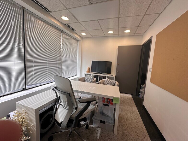 More Photos Of 1143-1147 47th Ave, Long Island City Showroom For Lease