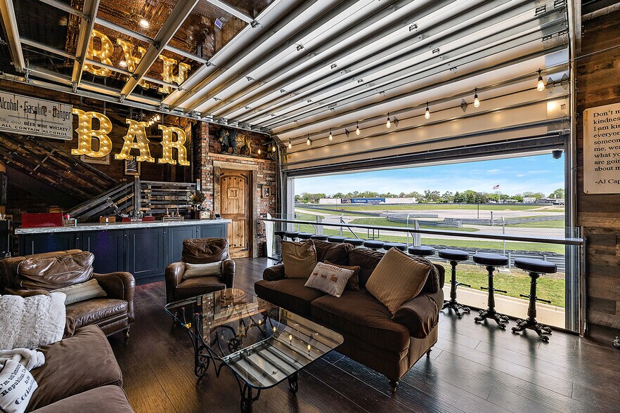 More Photos Of 148 Pit Ln, Pontiac Parking Garage For Sale