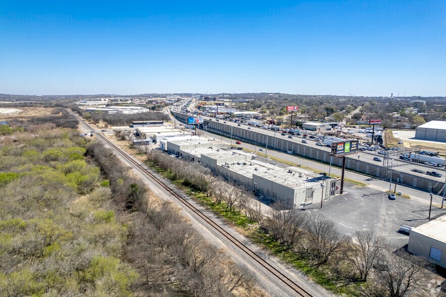 More Photos Of 10201-10237 N IH 35, San Antonio Showroom For Lease