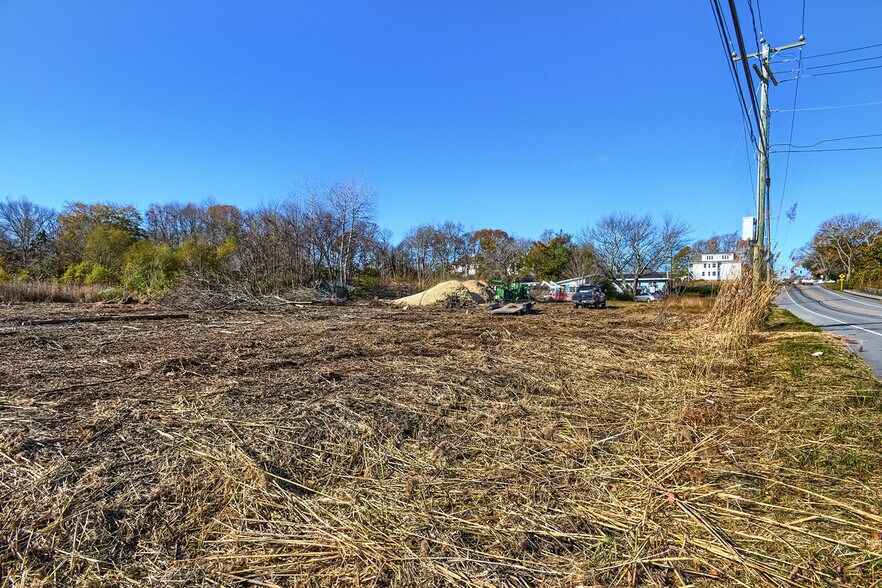 More Photos Of 16 Stonington Rd, Mystic Storefront For Sale