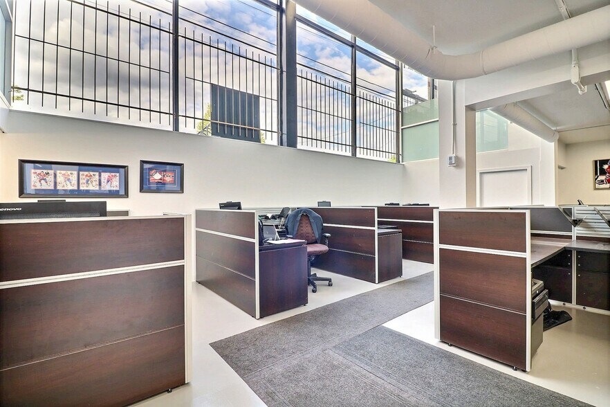 More Photos Of 2080 Rue Sainte-Hélène, Longueuil Office For Lease