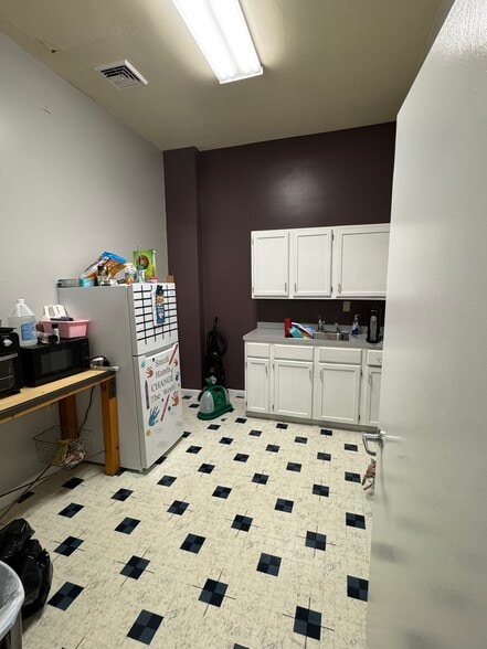 More Photos Of 684 W Main St, New Holland Office For Lease