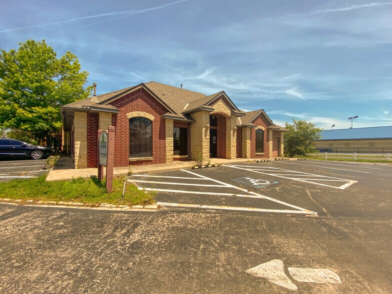 More Photos Of 2400 Palmer Cir, Norman Medical For Lease