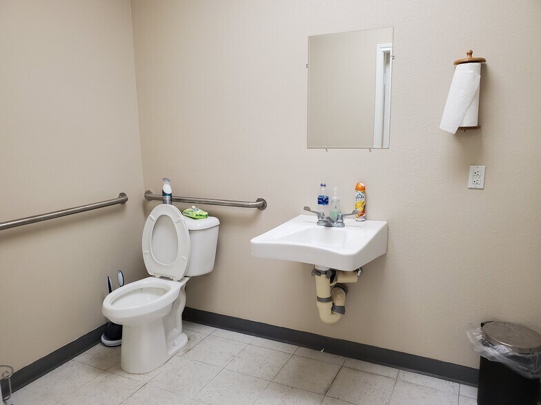 More Photos Of 405 E Parkwood Ave, Friendswood Office For Lease