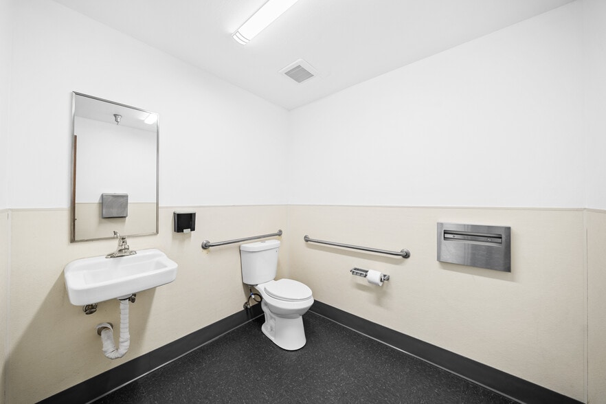 More Photos Of 14920 Hilton Dr, Fontana Warehouse For Lease