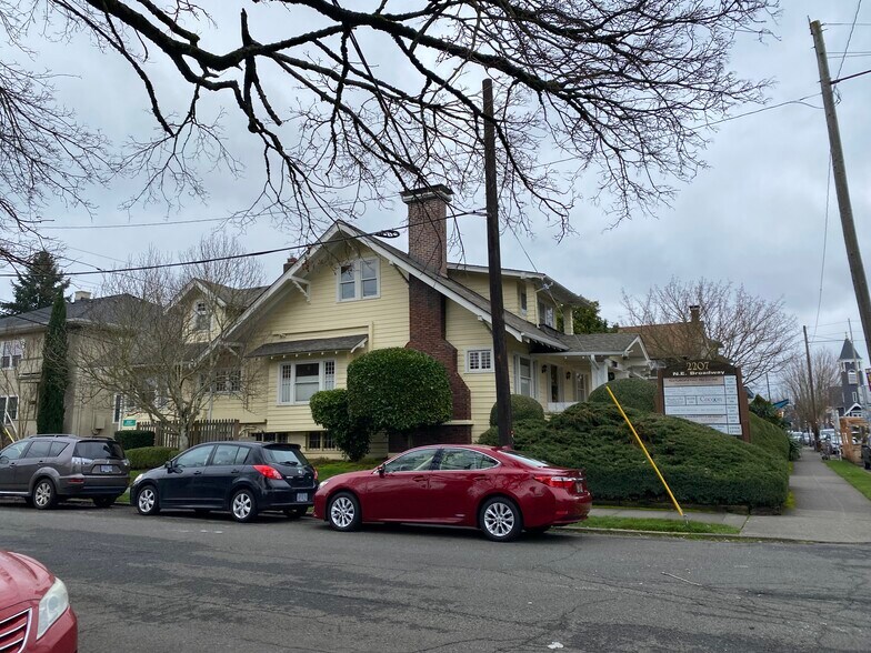 More Photos Of 2207 NE Broadway St, Portland Loft Creative Space For Lease