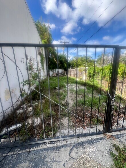 More Photos Of 7704 W Hillsborough Ave, Tampa Warehouse For Lease