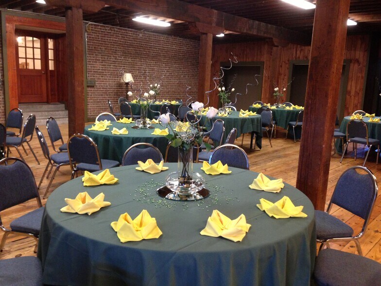 More Photos Of 2600 6th Ave, Troy Showroom For Lease