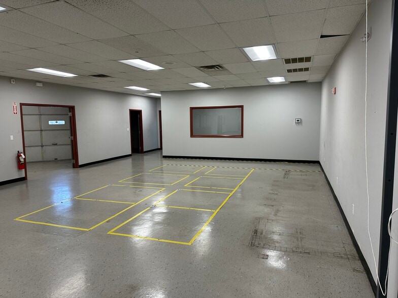 More Photos Of 61 Commerce Rd, Brookfield Warehouse For Lease