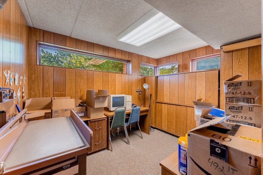 More Photos Of 5601 Victoria Dr, Oak Forest Office For Sale
