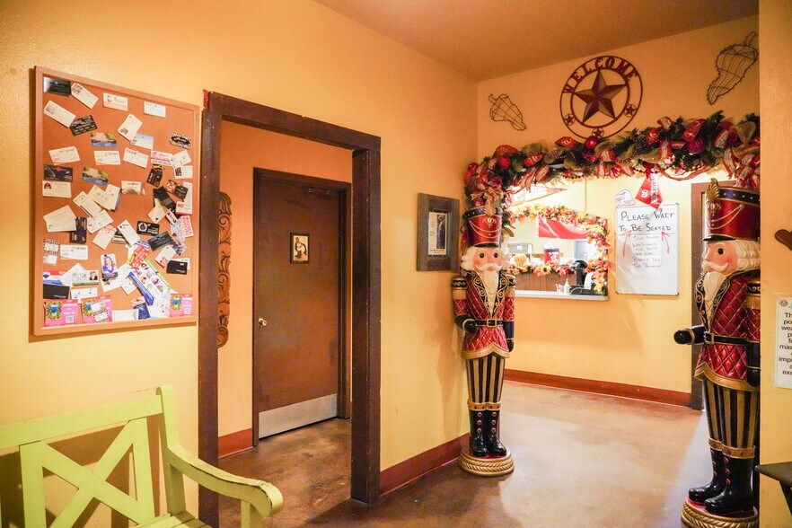 More Photos Of 1006 West Loop, El Campo Restaurant For Sale