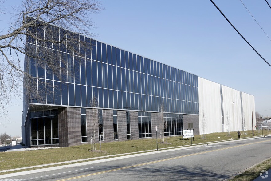 More Photos Of 125 North St, Teterboro Warehouse For Lease