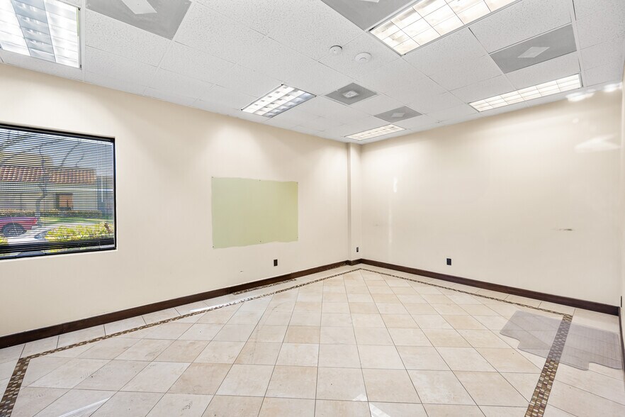 More Photos Of 2525 W Woodland Dr, Anaheim Office For Lease