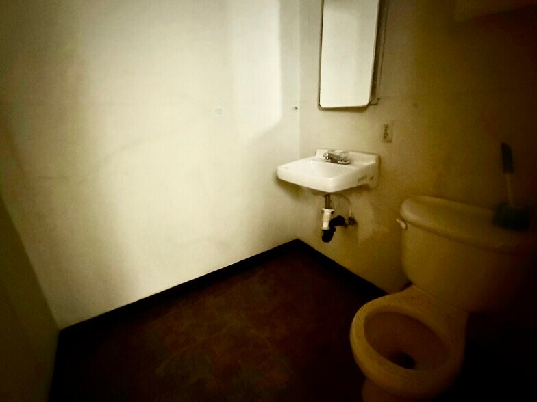 More Photos Of 6513 Whittier Blvd, Los Angeles Medical For Sale
