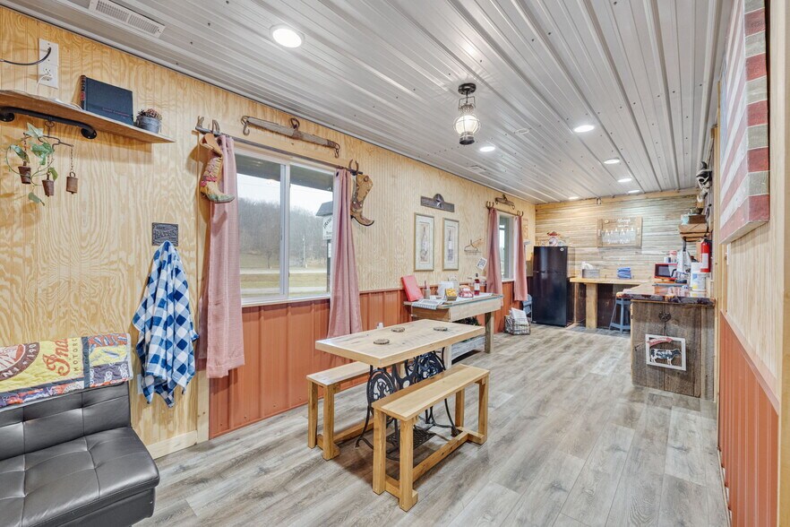 More Photos Of 714 N Saint Mary St, Pilot Knob Freestanding For Sale