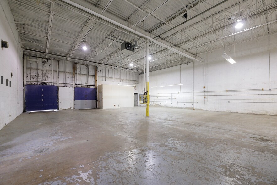 More Photos Of 16791-16821 Boul Hymus, Kirkland Warehouse For Lease