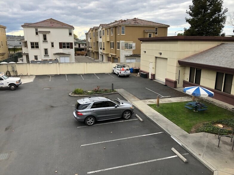 More Photos Of 299 Fairchild Dr, Mountain View Light Distribution For Lease