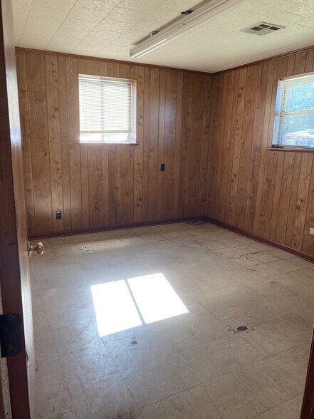 More Photos Of 235 US-61, Natchez Light Distribution For Sale