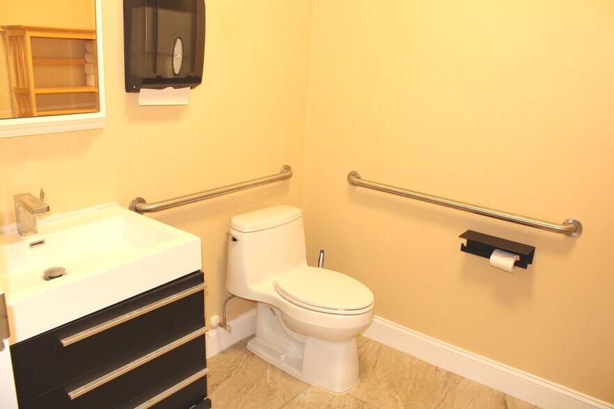 More Photos Of 12801 Commerce Lakes Dr, Fort Myers Light Distribution For Sale