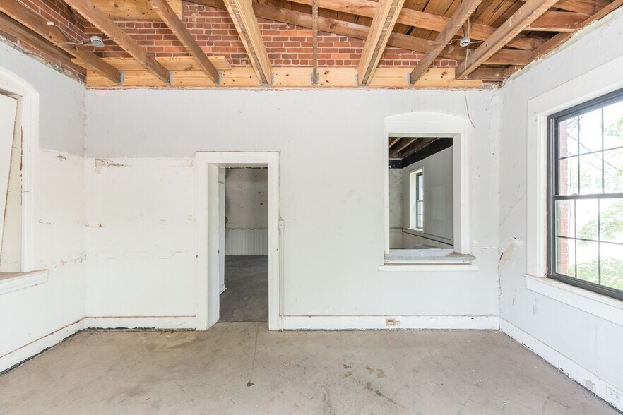 More Photos Of 1340 W Main St, Wytheville Loft Creative Space For Sale