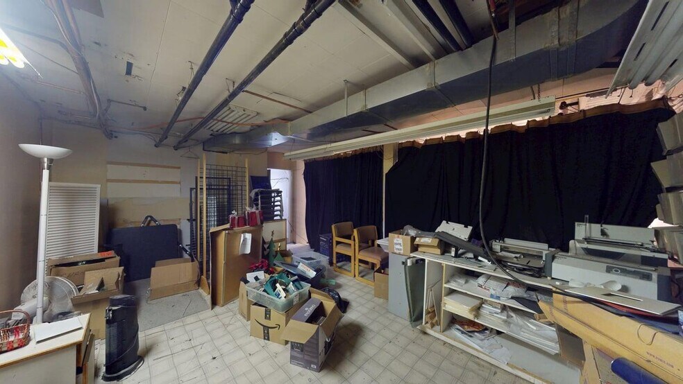 More Photos Of 800 Baker St, Cranbrook Storefront Retail Office For Sale