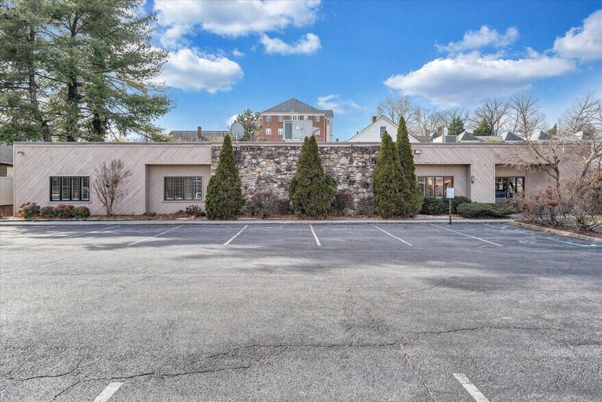 Primary Photo Of 2118 Rosalind Ave, Roanoke Medical For Sale