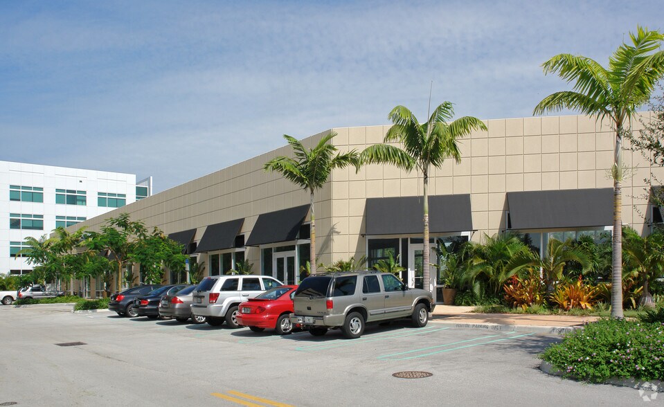Primary Photo Of 3313-3353 N University Dr, Coral Springs General Retail For Lease