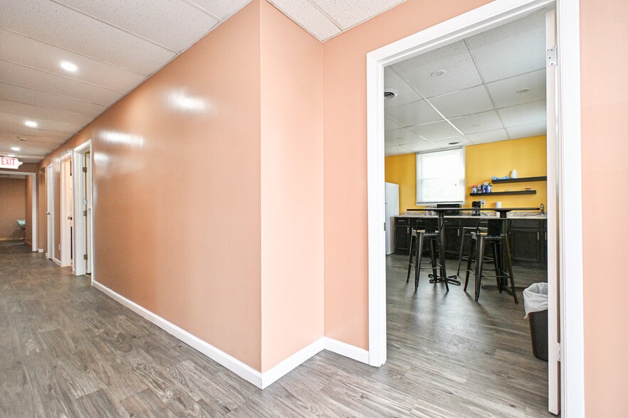 More Photos Of 8240 Clara Ave, Cincinnati Office For Sale