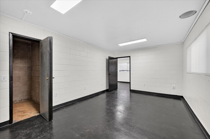More Photos Of 749 N Plano St, Porterville Warehouse For Lease