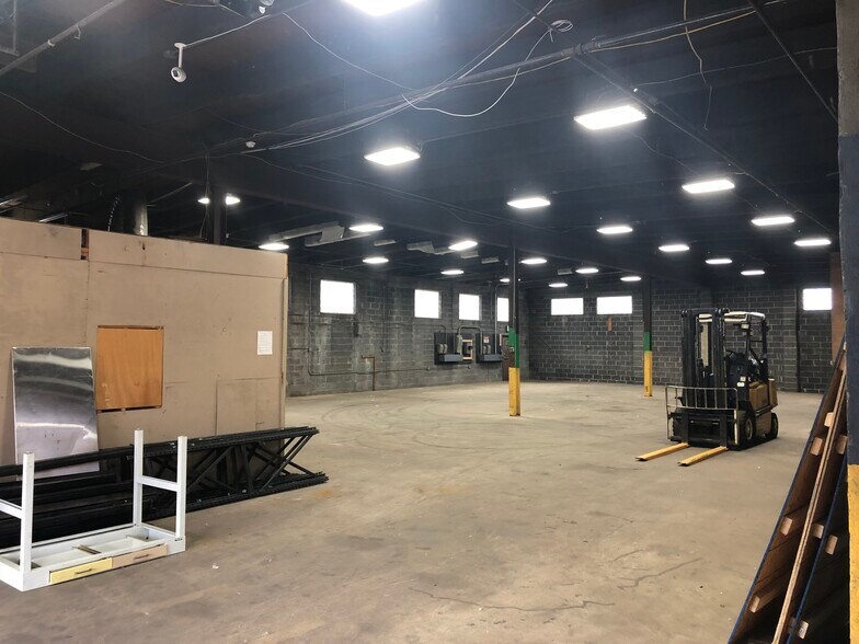More Photos Of 600 Jefferson St, Palmyra Warehouse For Lease