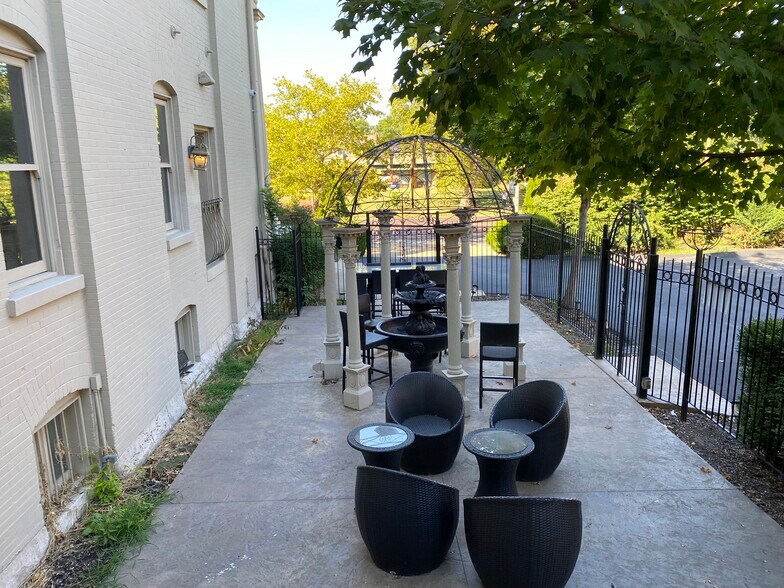 More Photos Of 4356 Lindell Blvd, Saint Louis Restaurant For Sale