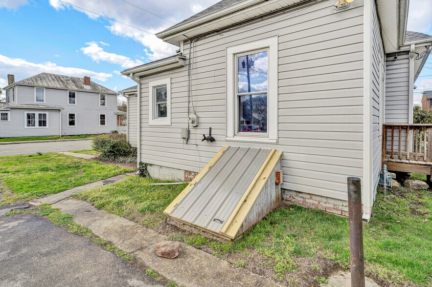 More Photos Of 628 S Colorado St, Salem Office For Sale